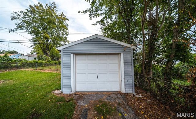 9425 Ridge Avenue, St Louis, MO 63114