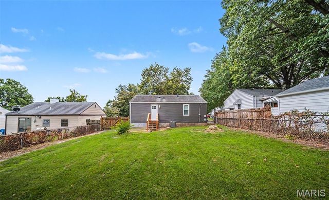 9425 Ridge Avenue, St Louis, MO 63114