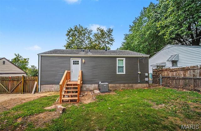 9425 Ridge Avenue, St Louis, MO 63114