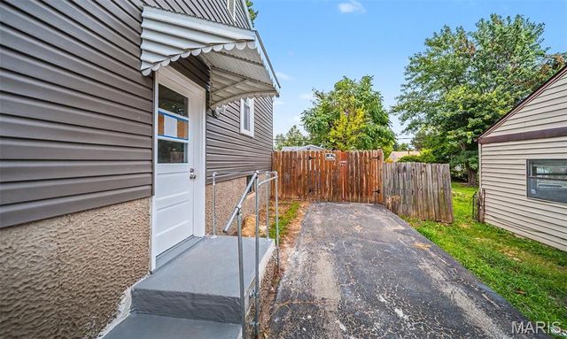 9425 Ridge Avenue, St Louis, MO 63114