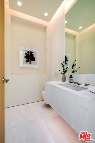 9016 Thrasher Avenue, Los Angeles, CA 90069