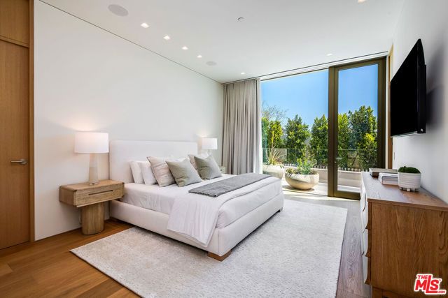 9016 Thrasher Avenue, Los Angeles, CA 90069