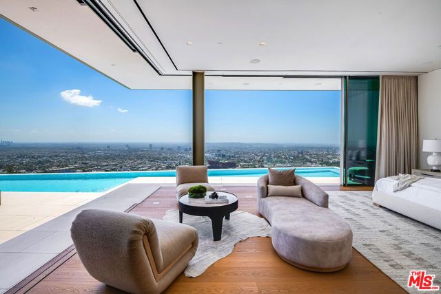 9016 Thrasher Avenue, Los Angeles, CA 90069