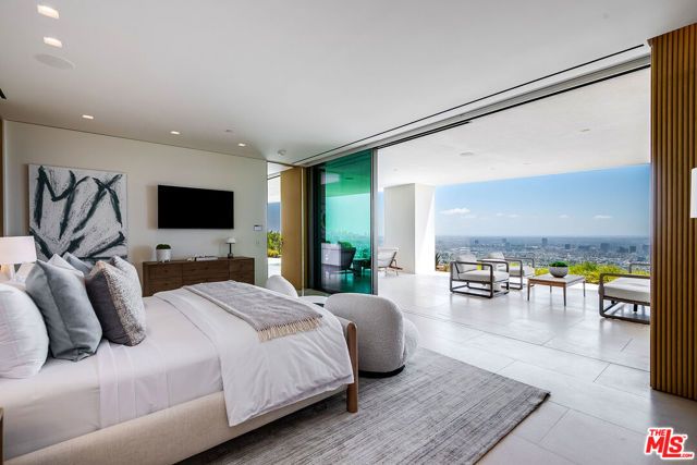 9016 Thrasher Avenue, Los Angeles, CA 90069