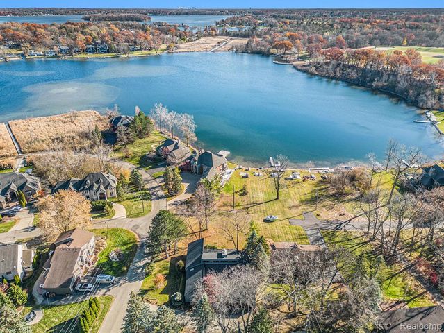 2501 Doleman Drive, West Bloomfield, MI 48324