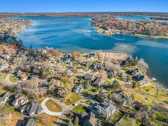 2501 Doleman Drive, West Bloomfield, MI 48324