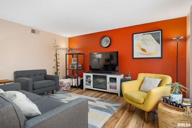 6016 N Knoxville Ave Apt 102, Peoria, IL 61614