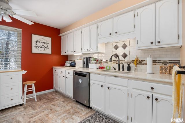 6016 N Knoxville Ave Apt 102, Peoria, IL 61614