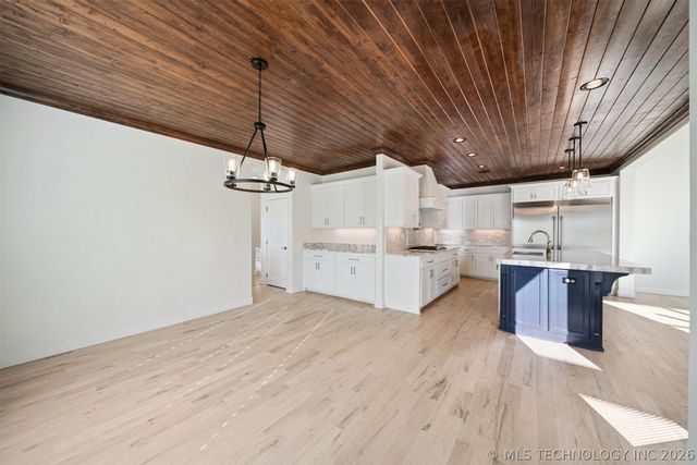 6131 N Creekwood Drive, Owasso, OK 74055