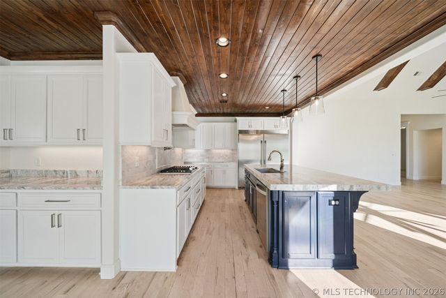 6131 N Creekwood Drive, Owasso, OK 74055