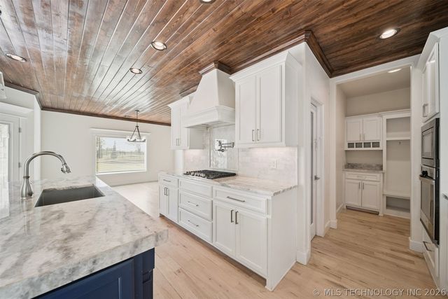 6131 N Creekwood Drive, Owasso, OK 74055