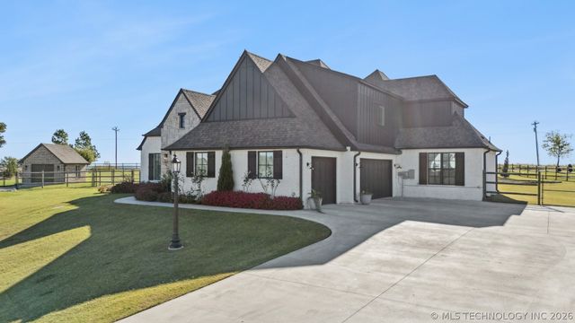 6131 N Creekwood Drive, Owasso, OK 74055