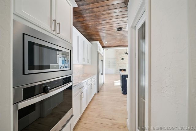 6131 N Creekwood Drive, Owasso, OK 74055