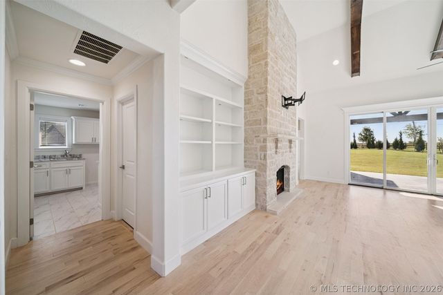 6131 N Creekwood Drive, Owasso, OK 74055