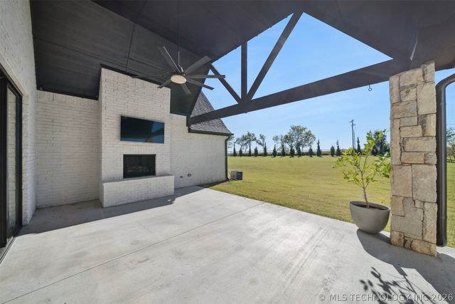 6131 N Creekwood Drive, Owasso, OK 74055