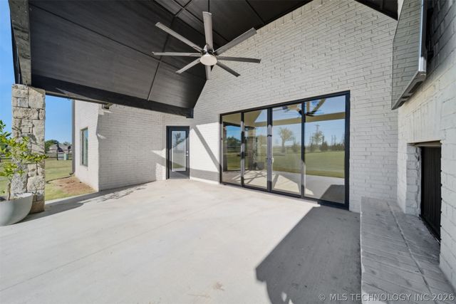 6131 N Creekwood Drive, Owasso, OK 74055