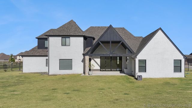 6131 N Creekwood Drive, Owasso, OK 74055