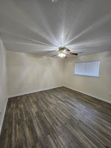 2521 N 37th Avenue N, Texas City, TX 77590