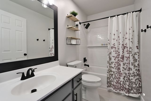 451 W Waterbury Drive, Round Lake, IL 60073