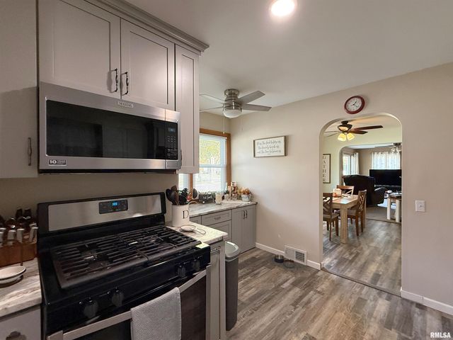 640 32ND Avenue, Moline, IL 61265