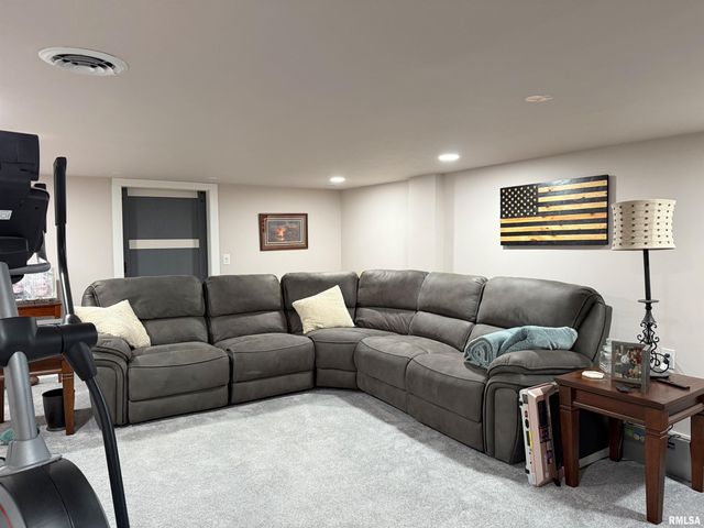 640 32ND Avenue, Moline, IL 61265