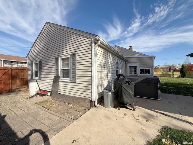 640 32ND Avenue, Moline, IL 61265