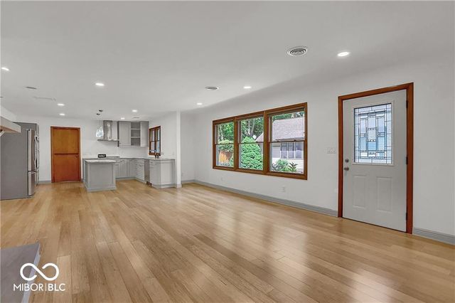 760 W Pine Street, Zionsville, IN 46077