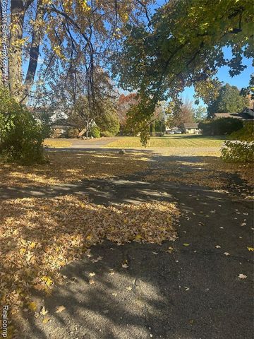 29585 Woodhaven Lane, Southfield, MI 48076