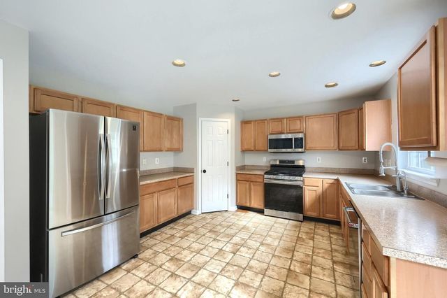 735 CLYDESDALE DR, York, PA 17402