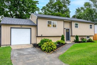 2907 Sipp Avenue, Medford, NY 11763