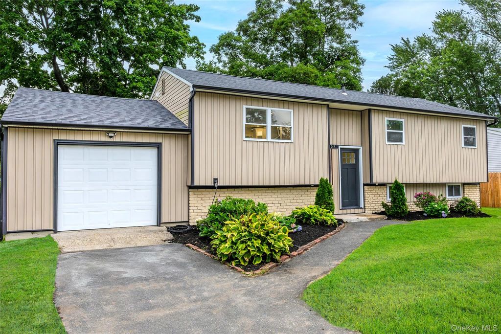 2907 Sipp Avenue, Medford, NY 11763