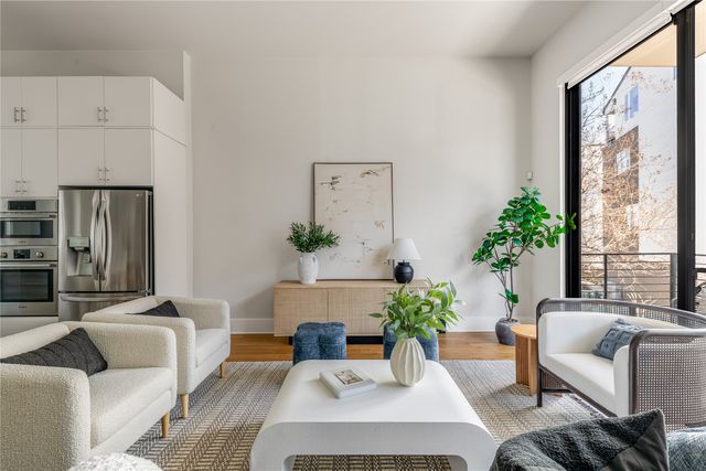 381 E Greenbriar Lane 401, Dallas, TX 75203