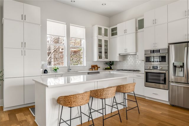 381 E Greenbriar Lane 401, Dallas, TX 75203