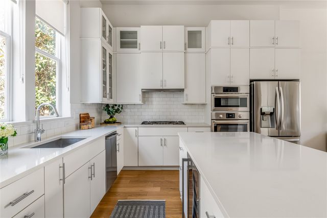 381 E Greenbriar Lane 401, Dallas, TX 75203