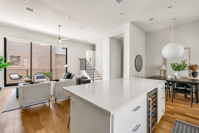 381 E Greenbriar Lane 401, Dallas, TX 75203