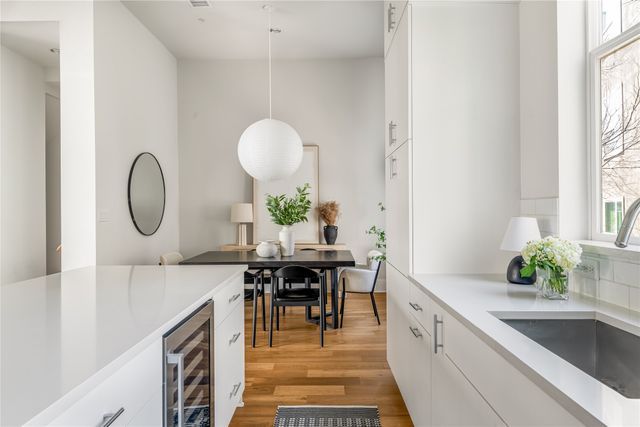 381 E Greenbriar Lane 401, Dallas, TX 75203