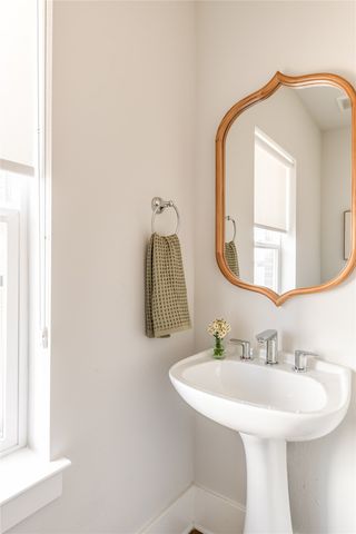 381 E Greenbriar Lane 401, Dallas, TX 75203