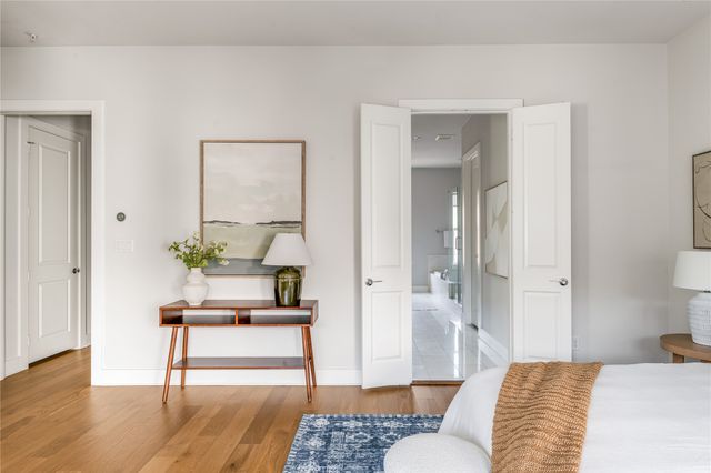 381 E Greenbriar Lane 401, Dallas, TX 75203