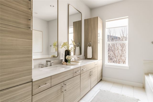 381 E Greenbriar Lane 401, Dallas, TX 75203