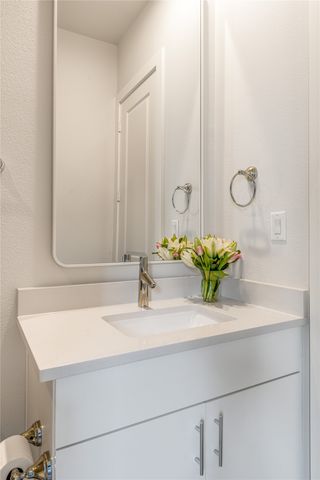 381 E Greenbriar Lane 401, Dallas, TX 75203