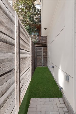 381 E Greenbriar Lane 401, Dallas, TX 75203