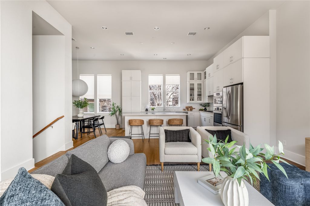 381 E Greenbriar Lane 401, Dallas, TX 75203