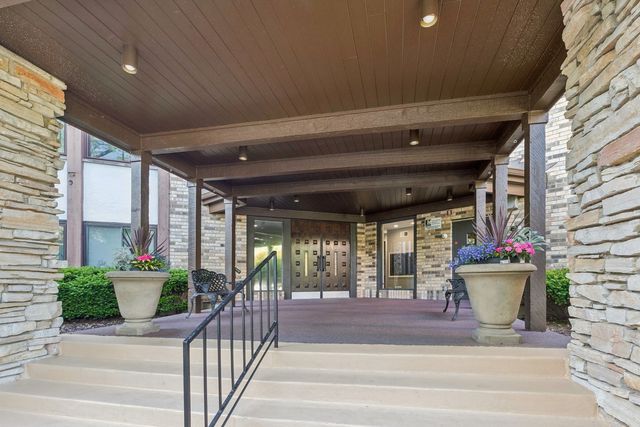 250 W Parliament Place 118, Mount Prospect, IL 60056