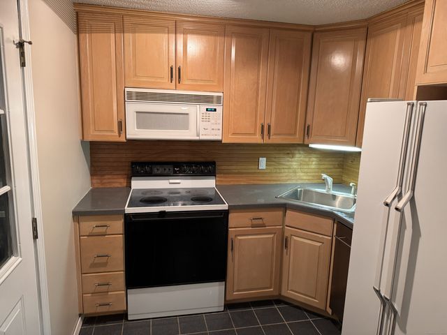 239 Old Farms Road APT 7B, Avon, CT 06001