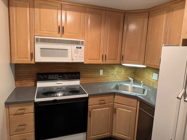 239 Old Farms Road APT 7B, Avon, CT 06001