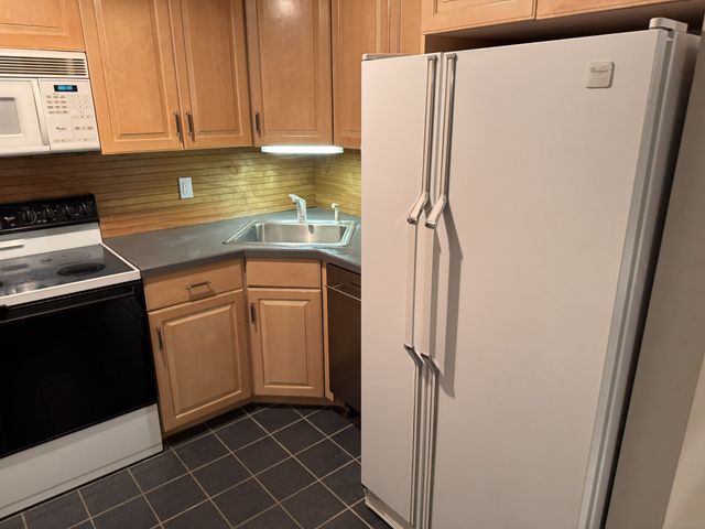 239 Old Farms Road APT 7B, Avon, CT 06001