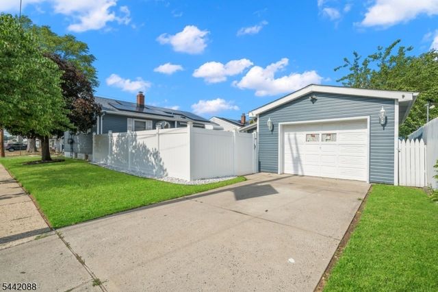 21 Spruce St, Carteret Boro, NJ 07008