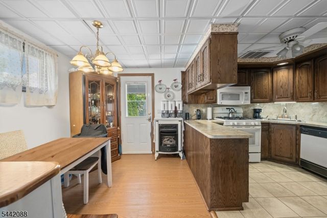 21 Spruce St, Carteret Boro, NJ 07008