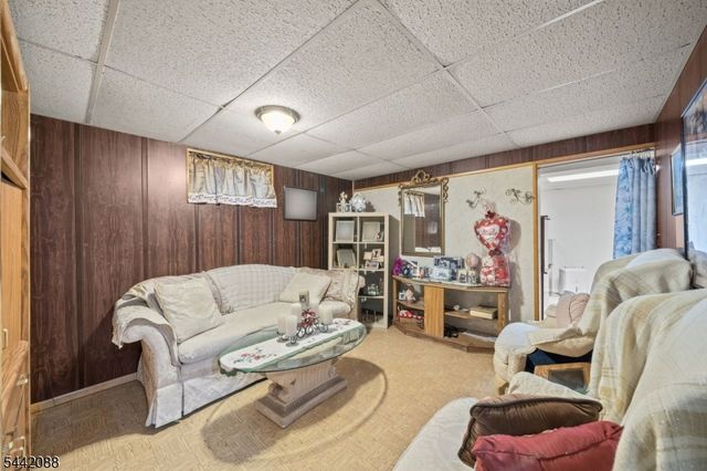 21 Spruce St, Carteret Boro, NJ 07008
