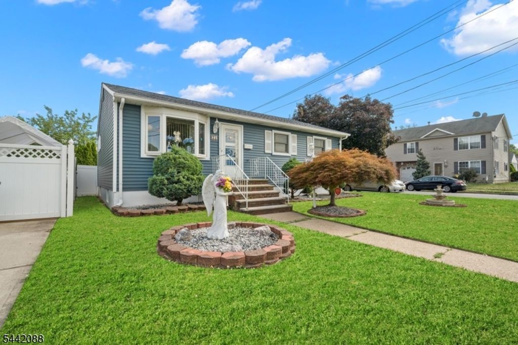 21 Spruce St, Carteret Boro, NJ 07008